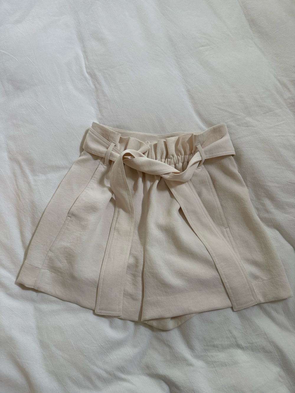 Aritzia Wilfred Cream Paper Bag Shorts
